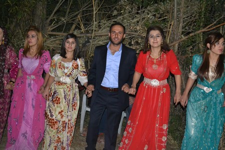 Hakkari'nin Yüksekova ilçesinde 10-11.2011 Eylül Dünya evine giren bazı çiftlerimizi sizler için sayfamıza taşıdık. Yüksekova Güncel ailesi olarak tüm çiftlerimize mutluluklar dileriz.