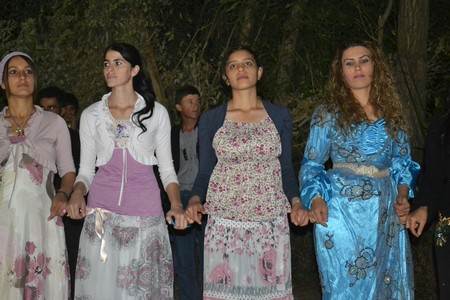 Hakkari'nin Yüksekova ilçesinde 10-11.2011 Eylül Dünya evine giren bazı çiftlerimizi sizler için sayfamıza taşıdık. Yüksekova Güncel ailesi olarak tüm çiftlerimize mutluluklar dileriz.