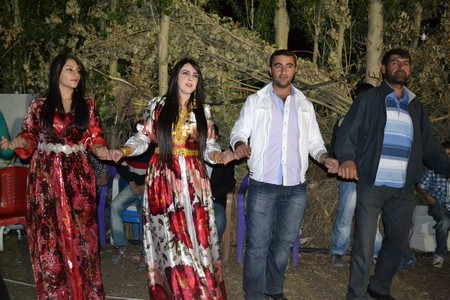 Hakkari'nin Yüksekova ilçesinde 10-11.2011 Eylül Dünya evine giren bazı çiftlerimizi sizler için sayfamıza taşıdık. Yüksekova Güncel ailesi olarak tüm çiftlerimize mutluluklar dileriz.