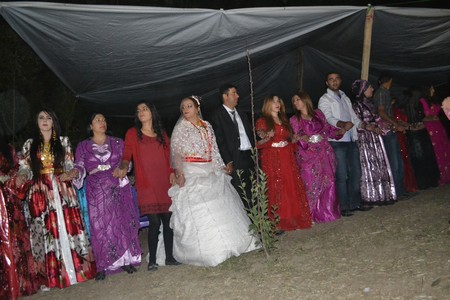 Hakkari'nin Yüksekova ilçesinde 10-11.2011 Eylül Dünya evine giren bazı çiftlerimizi sizler için sayfamıza taşıdık. Yüksekova Güncel ailesi olarak tüm çiftlerimize mutluluklar dileriz.