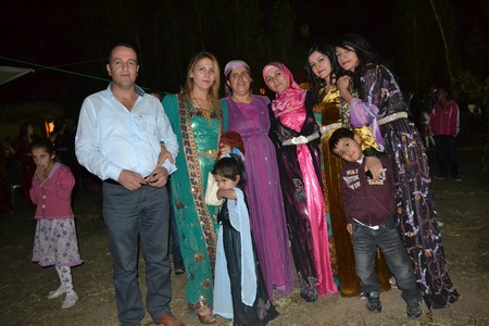 Hakkari'nin Yüksekova ilçesinde 10-11.2011 Eylül Dünya evine giren bazı çiftlerimizi sizler için sayfamıza taşıdık. Yüksekova Güncel ailesi olarak tüm çiftlerimize mutluluklar dileriz.