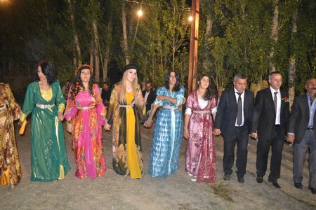 Hakkari'nin Yüksekova ilçesinde 10-11.2011 Eylül Dünya evine giren bazı çiftlerimizi sizler için sayfamıza taşıdık. Yüksekova Güncel ailesi olarak tüm çiftlerimize mutluluklar dileriz.