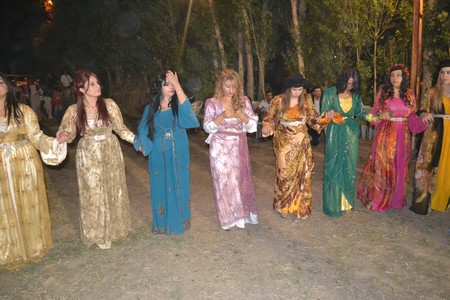 Hakkari'nin Yüksekova ilçesinde 10-11.2011 Eylül Dünya evine giren bazı çiftlerimizi sizler için sayfamıza taşıdık. Yüksekova Güncel ailesi olarak tüm çiftlerimize mutluluklar dileriz.