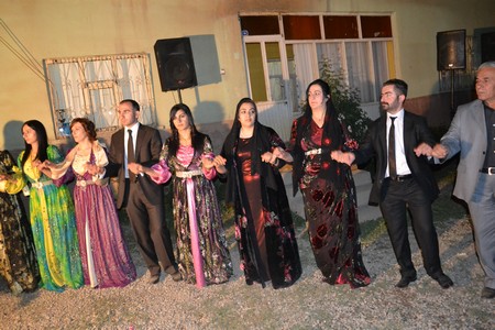 Hakkari'nin Yüksekova ilçesinde 10-11.2011 Eylül Dünya evine giren bazı çiftlerimizi sizler için sayfamıza taşıdık. Yüksekova Güncel ailesi olarak tüm çiftlerimize mutluluklar dileriz.