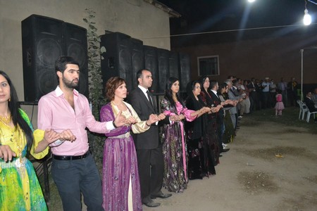 Hakkari'nin Yüksekova ilçesinde 10-11.2011 Eylül Dünya evine giren bazı çiftlerimizi sizler için sayfamıza taşıdık. Yüksekova Güncel ailesi olarak tüm çiftlerimize mutluluklar dileriz.