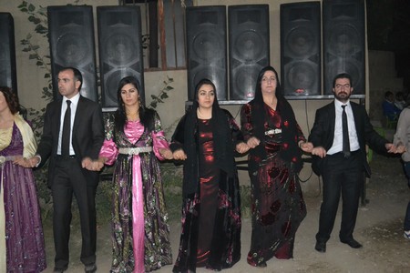 Hakkari'nin Yüksekova ilçesinde 10-11.2011 Eylül Dünya evine giren bazı çiftlerimizi sizler için sayfamıza taşıdık. Yüksekova Güncel ailesi olarak tüm çiftlerimize mutluluklar dileriz.