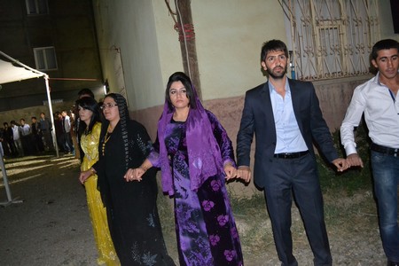 Hakkari'nin Yüksekova ilçesinde 10-11.2011 Eylül Dünya evine giren bazı çiftlerimizi sizler için sayfamıza taşıdık. Yüksekova Güncel ailesi olarak tüm çiftlerimize mutluluklar dileriz.