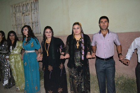 Hakkari'nin Yüksekova ilçesinde 10-11.2011 Eylül Dünya evine giren bazı çiftlerimizi sizler için sayfamıza taşıdık. Yüksekova Güncel ailesi olarak tüm çiftlerimize mutluluklar dileriz.