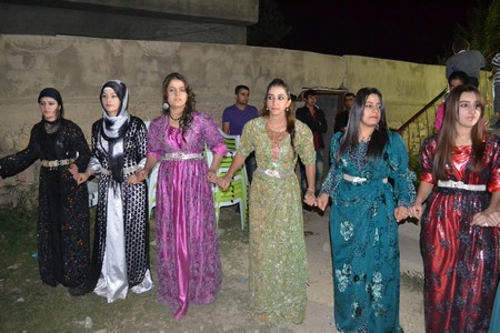 Hakkari'nin Yüksekova ilçesinde 10-11.2011 Eylül Dünya evine giren bazı çiftlerimizi sizler için sayfamıza taşıdık. Yüksekova Güncel ailesi olarak tüm çiftlerimize mutluluklar dileriz.