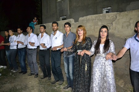 Hakkari'nin Yüksekova ilçesinde 10-11.2011 Eylül Dünya evine giren bazı çiftlerimizi sizler için sayfamıza taşıdık. Yüksekova Güncel ailesi olarak tüm çiftlerimize mutluluklar dileriz.