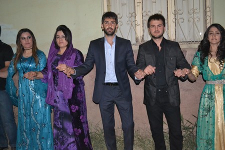 Hakkari'nin Yüksekova ilçesinde 10-11.2011 Eylül Dünya evine giren bazı çiftlerimizi sizler için sayfamıza taşıdık. Yüksekova Güncel ailesi olarak tüm çiftlerimize mutluluklar dileriz.