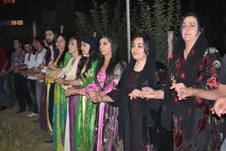 Hakkari'nin Yüksekova ilçesinde 10-11.2011 Eylül Dünya evine giren bazı çiftlerimizi sizler için sayfamıza taşıdık. Yüksekova Güncel ailesi olarak tüm çiftlerimize mutluluklar dileriz.