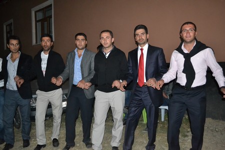 Hakkari'nin Yüksekova ilçesinde 10-11.2011 Eylül Dünya evine giren bazı çiftlerimizi sizler için sayfamıza taşıdık. Yüksekova Güncel ailesi olarak tüm çiftlerimize mutluluklar dileriz.