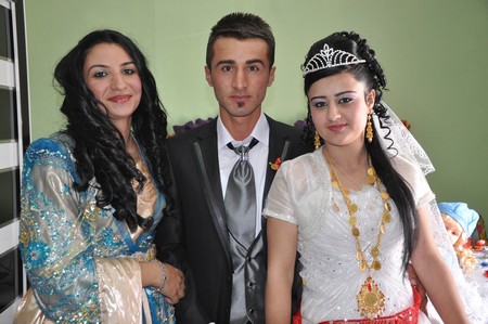 Hakkari'nin Yüksekova ilçesinde 10-11.2011 Eylül Dünya evine giren bazı çiftlerimizi sizler için sayfamıza taşıdık. Yüksekova Güncel ailesi olarak tüm çiftlerimize mutluluklar dileriz.