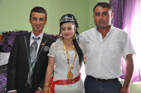 Hakkari'nin Yüksekova ilçesinde 10-11.2011 Eylül Dünya evine giren bazı çiftlerimizi sizler için sayfamıza taşıdık. Yüksekova Güncel ailesi olarak tüm çiftlerimize mutluluklar dileriz.