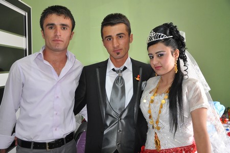 Hakkari'nin Yüksekova ilçesinde 10-11.2011 Eylül Dünya evine giren bazı çiftlerimizi sizler için sayfamıza taşıdık. Yüksekova Güncel ailesi olarak tüm çiftlerimize mutluluklar dileriz.