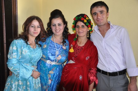 Hakkari'nin Yüksekova ilçesinde 10-11.2011 Eylül Dünya evine giren bazı çiftlerimizi sizler için sayfamıza taşıdık. Yüksekova Güncel ailesi olarak tüm çiftlerimize mutluluklar dileriz.