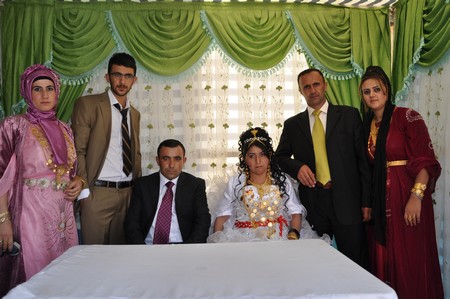 Hakkari'nin Yüksekova ilçesinde 10-11.2011 Eylül Dünya evine giren bazı çiftlerimizi sizler için sayfamıza taşıdık. Yüksekova Güncel ailesi olarak tüm çiftlerimize mutluluklar dileriz.