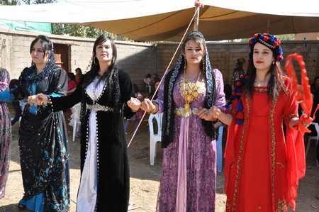 Hakkari'nin Yüksekova ilçesinde 10-11.2011 Eylül Dünya evine giren bazı çiftlerimizi sizler için sayfamıza taşıdık. Yüksekova Güncel ailesi olarak tüm çiftlerimize mutluluklar dileriz.