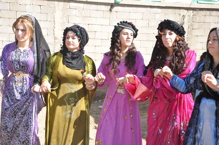 Hakkari'nin Yüksekova ilçesinde 10-11.2011 Eylül Dünya evine giren bazı çiftlerimizi sizler için sayfamıza taşıdık. Yüksekova Güncel ailesi olarak tüm çiftlerimize mutluluklar dileriz.