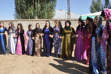 Hakkari'nin Yüksekova ilçesinde 10-11.2011 Eylül Dünya evine giren bazı çiftlerimizi sizler için sayfamıza taşıdık. Yüksekova Güncel ailesi olarak tüm çiftlerimize mutluluklar dileriz.