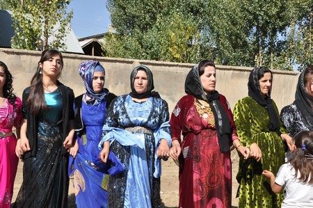 Hakkari'nin Yüksekova ilçesinde 10-11.2011 Eylül Dünya evine giren bazı çiftlerimizi sizler için sayfamıza taşıdık. Yüksekova Güncel ailesi olarak tüm çiftlerimize mutluluklar dileriz.