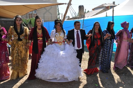 Hakkari'nin Yüksekova ilçesinde 10-11.2011 Eylül Dünya evine giren bazı çiftlerimizi sizler için sayfamıza taşıdık. Yüksekova Güncel ailesi olarak tüm çiftlerimize mutluluklar dileriz.