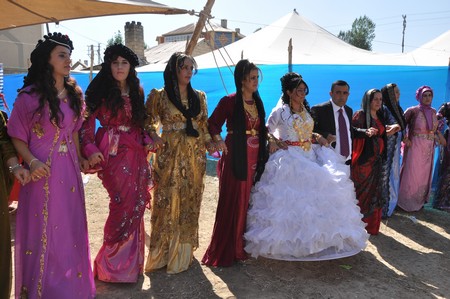 Hakkari'nin Yüksekova ilçesinde 10-11.2011 Eylül Dünya evine giren bazı çiftlerimizi sizler için sayfamıza taşıdık. Yüksekova Güncel ailesi olarak tüm çiftlerimize mutluluklar dileriz.
