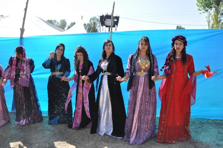 Hakkari'nin Yüksekova ilçesinde 10-11.2011 Eylül Dünya evine giren bazı çiftlerimizi sizler için sayfamıza taşıdık. Yüksekova Güncel ailesi olarak tüm çiftlerimize mutluluklar dileriz.