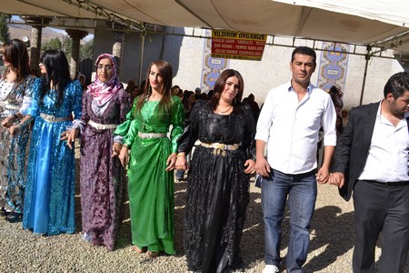 Hakkari'nin Yüksekova ilçesinde 10-11.2011 Eylül Dünya evine giren bazı çiftlerimizi sizler için sayfamıza taşıdık. Yüksekova Güncel ailesi olarak tüm çiftlerimize mutluluklar dileriz.