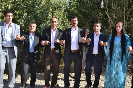 Hakkari'nin Yüksekova ilçesinde 10-11.2011 Eylül Dünya evine giren bazı çiftlerimizi sizler için sayfamıza taşıdık. Yüksekova Güncel ailesi olarak tüm çiftlerimize mutluluklar dileriz.