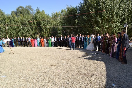 Hakkari'nin Yüksekova ilçesinde 10-11.2011 Eylül Dünya evine giren bazı çiftlerimizi sizler için sayfamıza taşıdık. Yüksekova Güncel ailesi olarak tüm çiftlerimize mutluluklar dileriz.