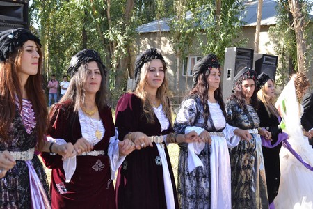 Hakkari'nin Yüksekova ilçesinde 10-11.2011 Eylül Dünya evine giren bazı çiftlerimizi sizler için sayfamıza taşıdık. Yüksekova Güncel ailesi olarak tüm çiftlerimize mutluluklar dileriz.