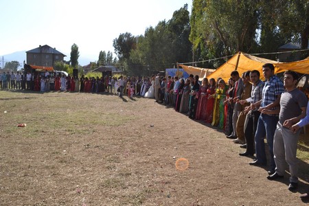 Hakkari'nin Yüksekova ilçesinde 10-11.2011 Eylül Dünya evine giren bazı çiftlerimizi sizler için sayfamıza taşıdık. Yüksekova Güncel ailesi olarak tüm çiftlerimize mutluluklar dileriz.