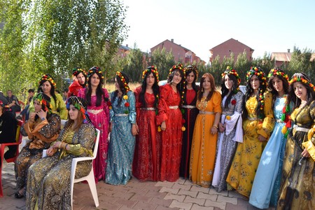 Hakkari'nin Yüksekova ilçesinde 10-11.2011 Eylül Dünya evine giren bazı çiftlerimizi sizler için sayfamıza taşıdık. Yüksekova Güncel ailesi olarak tüm çiftlerimize mutluluklar dileriz.