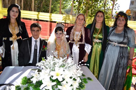 Hakkari'nin Yüksekova ilçesinde 10-11.2011 Eylül Dünya evine giren bazı çiftlerimizi sizler için sayfamıza taşıdık. Yüksekova Güncel ailesi olarak tüm çiftlerimize mutluluklar dileriz.