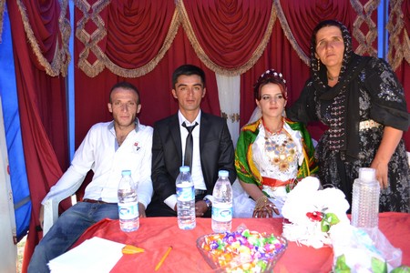 Hakkari'nin Yüksekova ilçesinde 10-11.2011 Eylül Dünya evine giren bazı çiftlerimizi sizler için sayfamıza taşıdık. Yüksekova Güncel ailesi olarak tüm çiftlerimize mutluluklar dileriz.