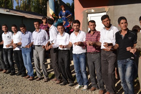Hakkari'nin Yüksekova ilçesinde 10-11.2011 Eylül Dünya evine giren bazı çiftlerimizi sizler için sayfamıza taşıdık. Yüksekova Güncel ailesi olarak tüm çiftlerimize mutluluklar dileriz.