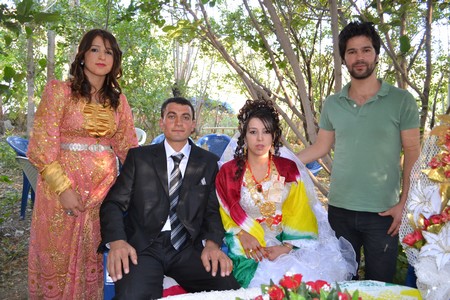 Hakkari'nin Yüksekova ilçesinde 10-11.2011 Eylül Dünya evine giren bazı çiftlerimizi sizler için sayfamıza taşıdık. Yüksekova Güncel ailesi olarak tüm çiftlerimize mutluluklar dileriz.