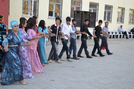 Hakkari'nin Yüksekova ilçesinde 10-11.2011 Eylül Dünya evine giren bazı çiftlerimizi sizler için sayfamıza taşıdık. Yüksekova Güncel ailesi olarak tüm çiftlerimize mutluluklar dileriz.