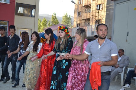Hakkari'nin Yüksekova ilçesinde 10-11.2011 Eylül Dünya evine giren bazı çiftlerimizi sizler için sayfamıza taşıdık. Yüksekova Güncel ailesi olarak tüm çiftlerimize mutluluklar dileriz.