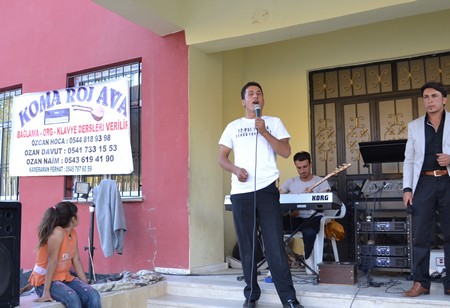 Hakkari'nin Yüksekova ilçesinde 10-11.2011 Eylül Dünya evine giren bazı çiftlerimizi sizler için sayfamıza taşıdık. Yüksekova Güncel ailesi olarak tüm çiftlerimize mutluluklar dileriz.