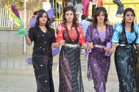 Hakkari'nin Yüksekova ilçesinde 10-11.2011 Eylül Dünya evine giren bazı çiftlerimizi sizler için sayfamıza taşıdık. Yüksekova Güncel ailesi olarak tüm çiftlerimize mutluluklar dileriz.