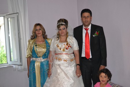 Hakkari'nin Yüksekova ilçesinde 10-11.2011 Eylül Dünya evine giren bazı çiftlerimizi sizler için sayfamıza taşıdık. Yüksekova Güncel ailesi olarak tüm çiftlerimize mutluluklar dileriz.