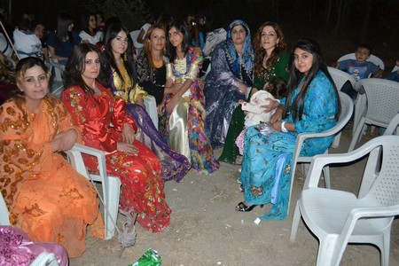 Hakkari'nin Yüksekova ilçesinde 10-11.2011 Eylül Dünya evine giren bazı çiftlerimizi sizler için sayfamıza taşıdık. Yüksekova Güncel ailesi olarak tüm çiftlerimize mutluluklar dileriz.