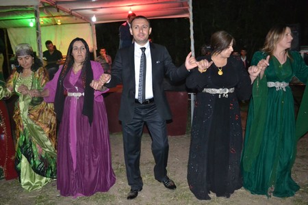 Hakkari'nin Yüksekova ilçesinde 10-11.2011 Eylül Dünya evine giren bazı çiftlerimizi sizler için sayfamıza taşıdık. Yüksekova Güncel ailesi olarak tüm çiftlerimize mutluluklar dileriz.