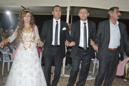 Hakkari'nin Yüksekova ilçesinde 10-11.2011 Eylül Dünya evine giren bazı çiftlerimizi sizler için sayfamıza taşıdık. Yüksekova Güncel ailesi olarak tüm çiftlerimize mutluluklar dileriz.