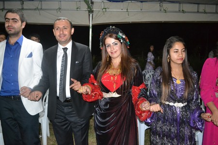 Hakkari'nin Yüksekova ilçesinde 10-11.2011 Eylül Dünya evine giren bazı çiftlerimizi sizler için sayfamıza taşıdık. Yüksekova Güncel ailesi olarak tüm çiftlerimize mutluluklar dileriz.