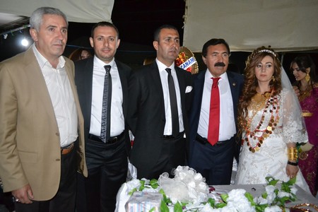 Hakkari'nin Yüksekova ilçesinde 10-11.2011 Eylül Dünya evine giren bazı çiftlerimizi sizler için sayfamıza taşıdık. Yüksekova Güncel ailesi olarak tüm çiftlerimize mutluluklar dileriz.