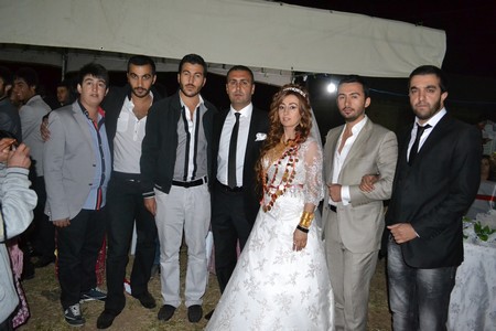 Hakkari'nin Yüksekova ilçesinde 10-11.2011 Eylül Dünya evine giren bazı çiftlerimizi sizler için sayfamıza taşıdık. Yüksekova Güncel ailesi olarak tüm çiftlerimize mutluluklar dileriz.